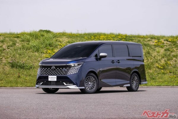 こちらがエルグランドオーテック。外装部にはグリルが設けられカッコいいぞ
