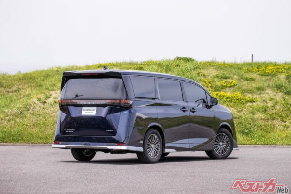 リアスタイルはプレーンながら下回りのシルバー加飾がいい