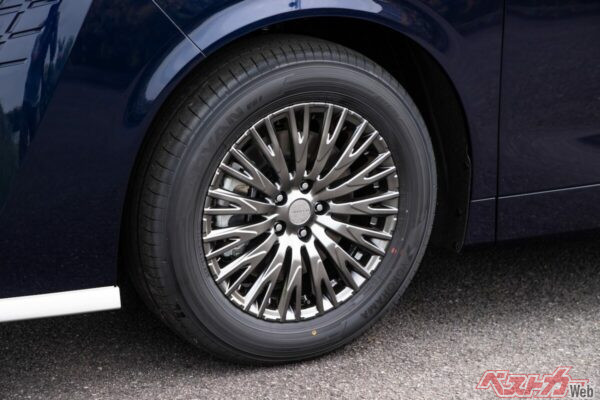 ホイールも専用設計。個人的には標準車よりもプレーンでカッコいい気がする