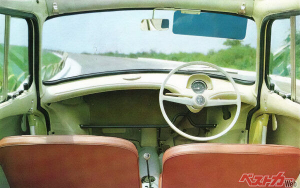 1960年頃のスバル360のサンバイザーは透けていた。さらにバックミラーと一体化しているのもおもしろい