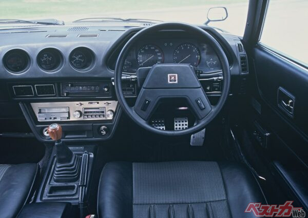 かつて運転席にはシガーライターソケットと灰皿がついているものだった