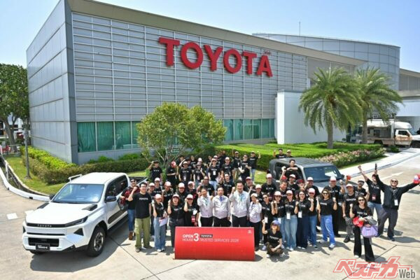 タイのバンポー工場でランドクルーザーFJと並び立つハイラックス