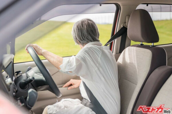 大型スーパーの混みあっている駐車場で、後ろに駐車するのを待っているクルマがいると、焦って完全にクルマが停まっていない状態でRからD、あるいはDからRに入れてしまうことありませんか？ （Adobe Stock＠buritora）