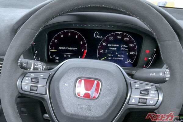 GT-Rをはじめとして世界的に人気のあるクルマは300km/h超えのメーターを備えることも。写真はシビックタイプRレーシングブラックパッケージ