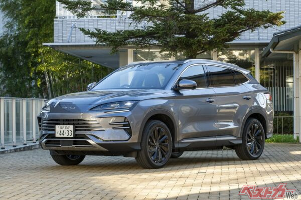 BYD シーライオン6 DM-i(2025年12月発表・398万2000~448万8000円)。全長4775×全幅1890×全高1670mm、車重1940kg、1.5L直4(72ps/12.4kgm)+モーター(145ps/30.6kgm)、22.4km/L(標準)