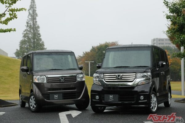 2011年登場初代N-BOX（左）とN-BOXカスタム（右）