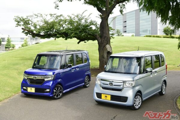 2017年にフルモデルチェンジしたN-BOX(右)とN-BOXカスタム(左)