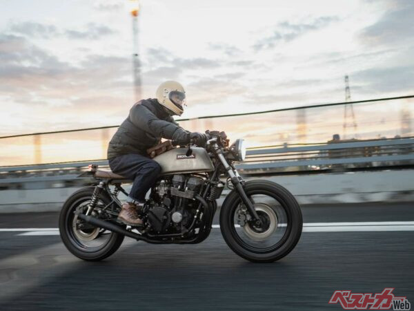 ヤレ感と足まわりで仕立てた、CB750カフェレーサー