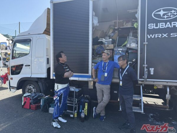 フィニッシュ後開発責任者の山田大輔さん(中央)とエンジニアの嶋村誠さん(右)と話し込む新井選手。課題は多いが、お互い可能性を口にしていた