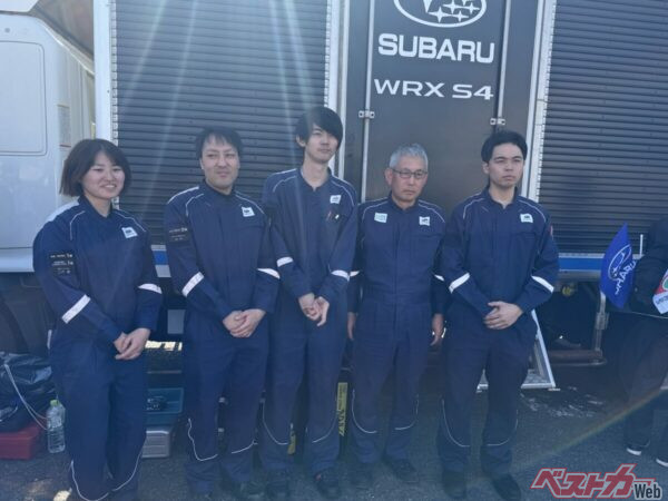 今回は全国のスバルディーラーから5人のメカニックが派遣され、特別な1台を整備し、「チームワークと基本の大切さを再確認しました」と口をそろえた