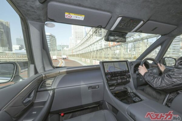 デジタルインナーミラーが全車標準なのは、さすが高級ミニバン
