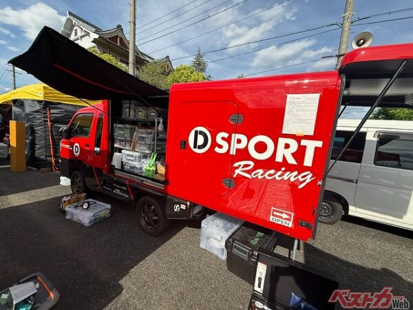 サービス車両として荷台が伸びるハイゼットジャンボエクステンドもやってきた