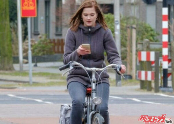 2026年4月から始まった自転車青切符制度。スマホを見ながらの自転車を運転する行為は違反だ（itsajoop＠AdobeStock）