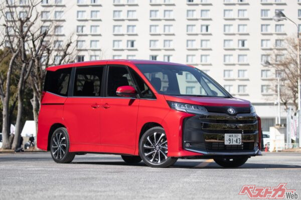 商品力の高さから人気でリセールもいいノア。新車で約405万円だが中古でも約370万円前後と高水準だ