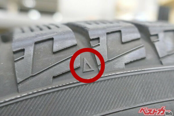 残り溝1.6mmになったことを示すスリップサインと縦溝の数か所に凸型の突起(1.6mm)が現れる
