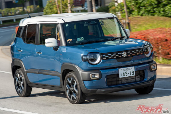 スズキ クロスビー（215万7100～255万5300円）。マイルドハイブリッドのエンジンが1Lターボから、改良新型では1.2Lに変更された