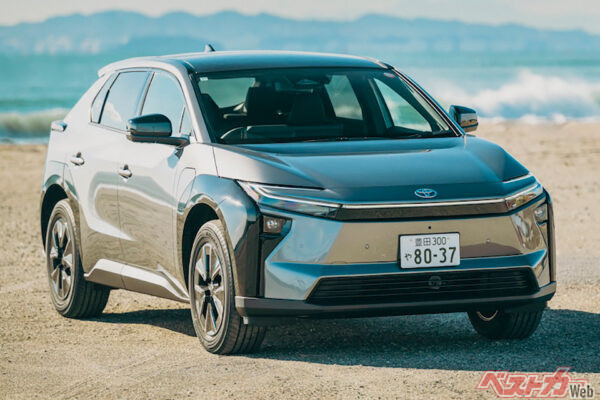 トヨタ bZ4X（480万～600万円）。ハンマーヘッドをモチーフとしたフロント周りにするなど、内外装デザインも変更