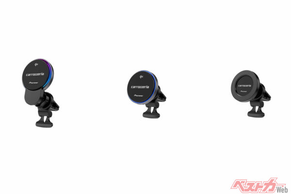 「SDA-SC600」(左)と「SDA-SC400」(中央)は、ワイヤレス急速充電が可能なQi2規格に対応