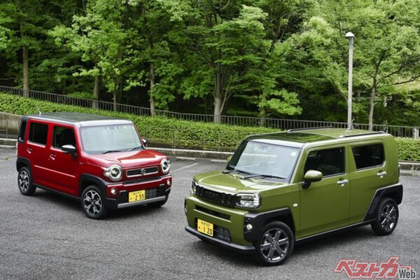 ハスラー(左奥)の方が室内寸法が長いが、タフト(右手前)はスカイフィールトップを備える