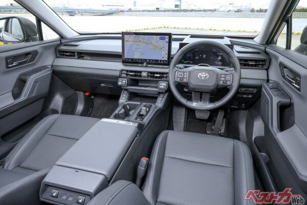 RAV4の運転席。RAV4はトヨタで初の自動車向けソフトウェア開発を支える統合基盤「Arene」を採用。安全性能を高めている