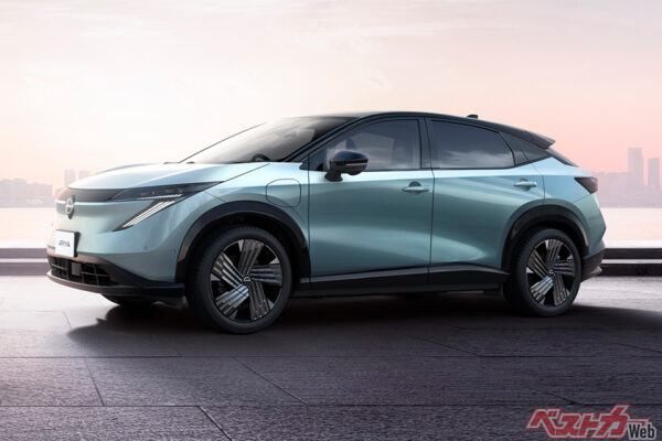 日産 アリア（667万5900～951万600円）。フロントフェイスとアルミホイールのデザインを変更。内装も新たなレザーシートなど設定