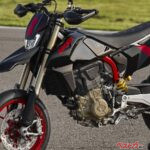 【海外】ドゥカティ「Hypermotard 698 Mono Nera」登場！ 151kgボディ&出力77.5psのスーパーマシンにトータルブラックの専用カラーとDQS追加