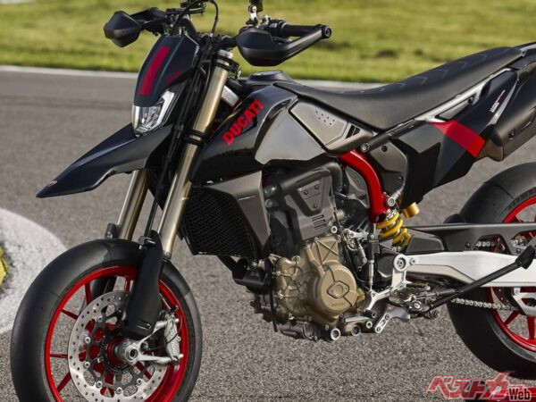 【海外】ドゥカティ「Hypermotard 698 Mono Nera」登場！ 151kgボディ&出力77.5psのスーパーマシンにトータルブラックの専用カラーとDQS追加
