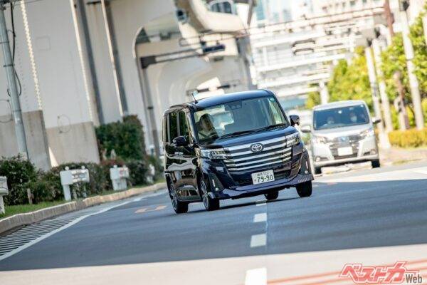 ルーミーは停止保持機能付きACCを標準装備しているのも嬉しいポイント。そのほかにもふらつき警報やブレーキアシスト、急なハンドル操作や横滑りに対応するVSC&TRCも装備