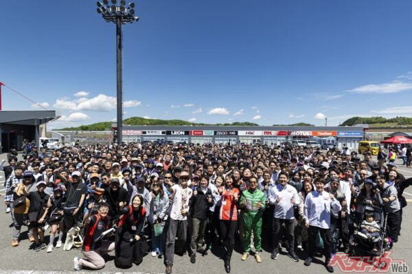トークショー前に集まった人たちの集合写真