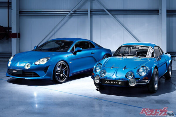 2017年、40年ぶりに蘇ったアルピーヌ A110（写真奥）。オリジナルのフォルムを現代的に解釈し、その中に先代（写真手前）がぴったり収まるサイズ感を実現させた。リアの傾斜など随所にリスペクトが宿る
