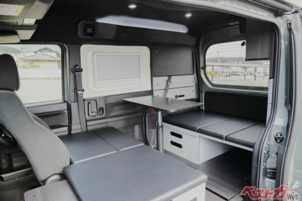 モノトーン基調に包まれた対面レイアウト空間は、まさに　モダンリビング。テーブルポールの高さは自由に調節可能