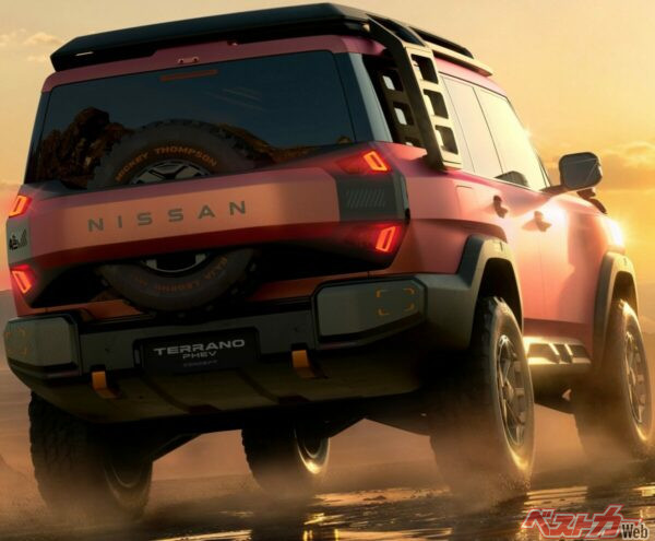 テラノPHEVのリアビュー。背面タイヤと、日産のロゴが配されたカバーが印象的だ