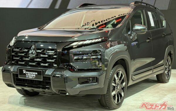 三菱「エクスパンダークロス」。SUVらしさを強めた外観だが、ベースは3列MPV。見た目と実用性を両立している
