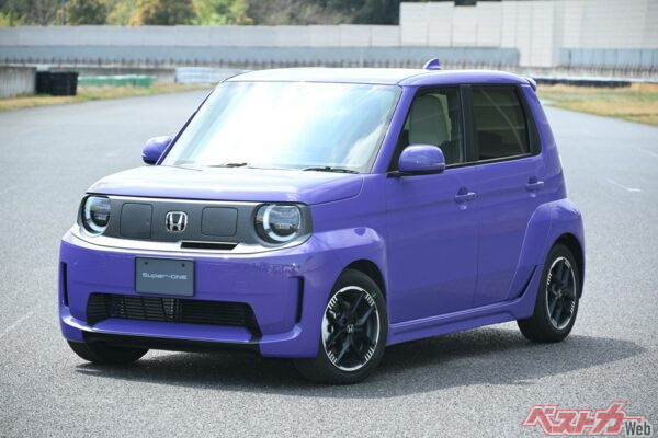 登場正式発表以来、見た目やブーストモードはもちろん、値段含めて大きな話題を呼んだホンダ スーパーワン
