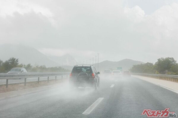 梅雨前に絶対見て!! タイヤの溝と空気圧を甘く見るとハイドロプレーニングで本当に曲がれない