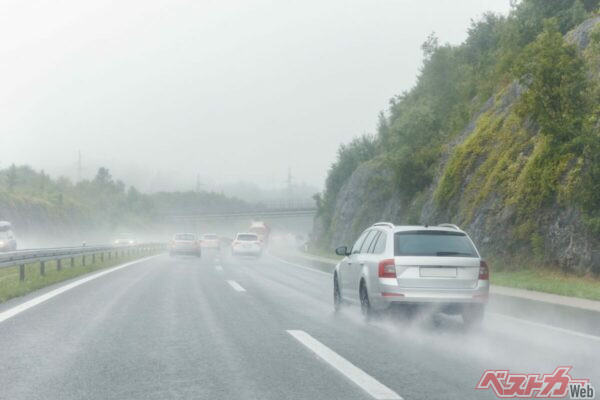 雨の日の運転において、速度を控えることや車間距離を十分に取ることは鉄則だが、最終的にクルマを制御できるかどうかは、タイヤの状態にかかっている。梅雨入り前に必ず確認を!!(PHOTO:Adobe Stock_Kyryl Gorlov)