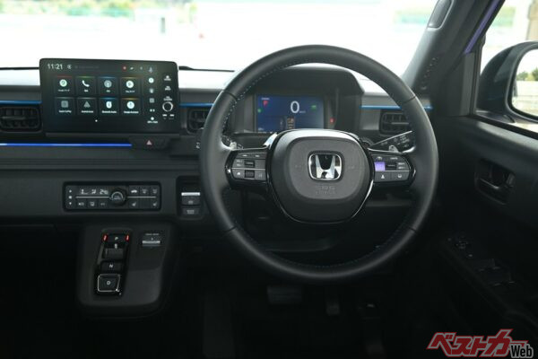 運転への集中を促すシンプルな水平基調のデザインを採用し、「Honda CONNECT」ディスプレイを配置