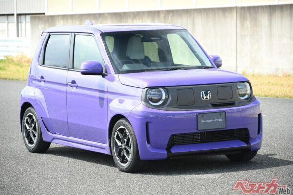ロー&ワイドなブリスターフェンダーを備えたスポーティーで迫力のあるスタイリングが特徴