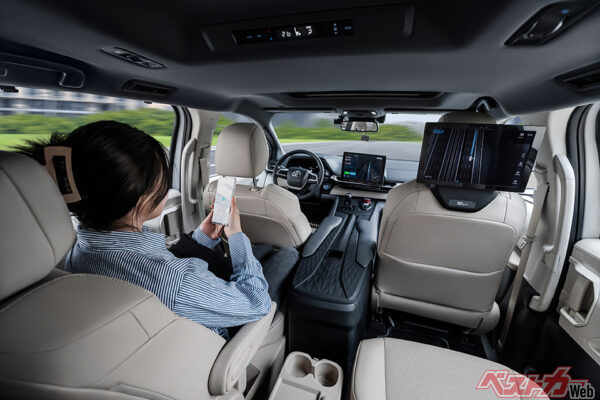 ポニーaiを先行採用するトヨタ シエナの無人タクシーの車内。運転席に人はいない