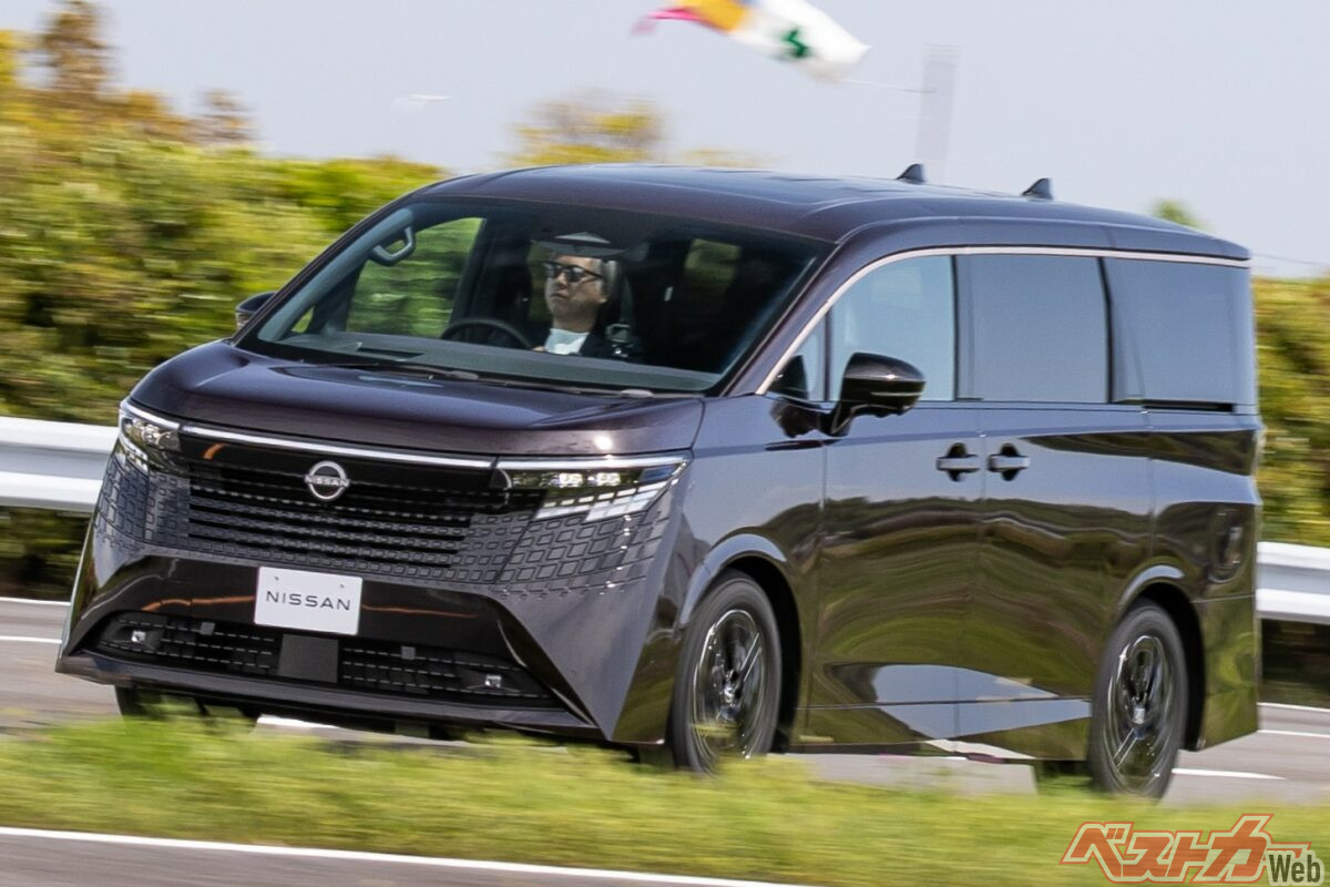 OMG, It Stops So Smoothly! The New Elgrand's "Smooth Stop" Brake Feature Is Amazing!