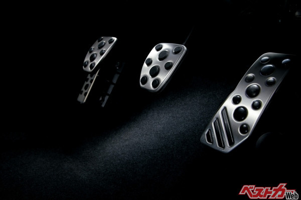 MT車のペダル。右手前からアクセル、ブレーキ、クラッチで、奥に見えるのは左足用のフットレストだ。クラッチ操作はアクセルと連動させる必要がある