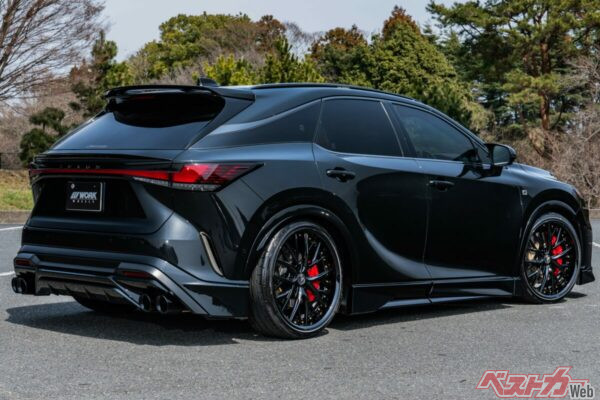 レクサス RX500hに履かせた姿。車体に負けず、かといって主張しすぎることのないデザインだ