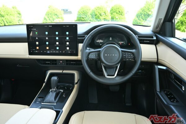 新型CX-5の運転席。各種レイアウトのほか、ステアリングのデザインも変更。ホーンスイッチ部分もエンブレムから「MAZDA」に