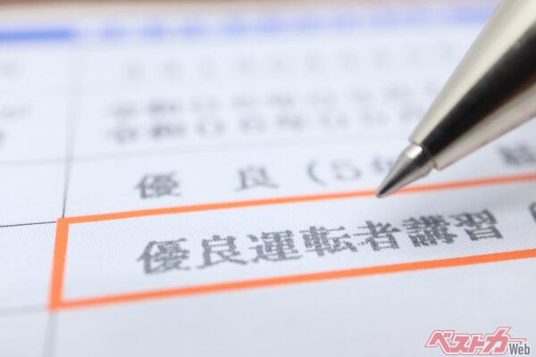 運転免許証は単なる身分証ではなく社会的信用を示す側面も持つため、紛失を防ぐ習慣を身につけ、再交付回数を増やさないことが大切だ（umaruchan4678@Adobe Stock）