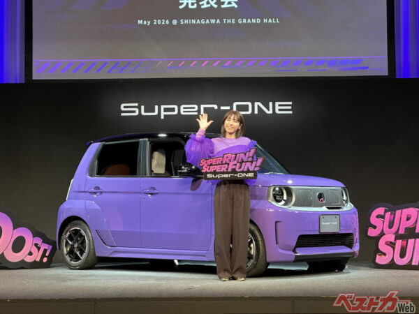 発表会ではタレントの若槻千夏氏が出席。若槻氏はかつて全日本GT選手権のイメージガールをつとめるほか、運転好きを公言したことも