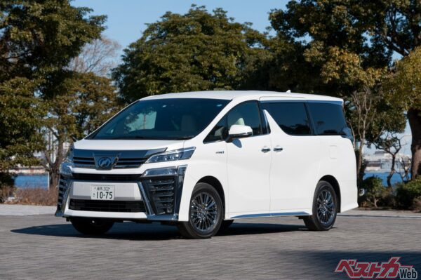 現行型40ヴェルファイアと先代30ヴェルファイアでは中古車価格で450万円以上の差があるほど別モノだ