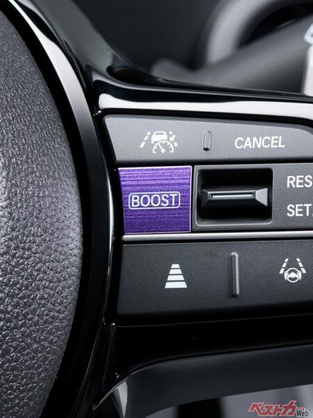 ステアリングから手を放さずにプッシュできるBOOSTスイッチ。いつでも押したくなってしまうでしょう
