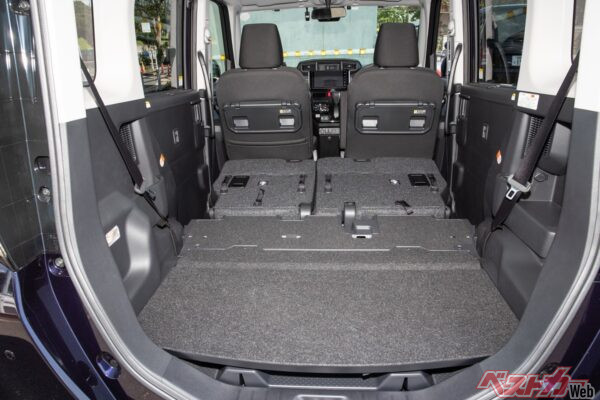 後部座席を前方に折りたたむと荷室とつながったフラットな空間が作れる