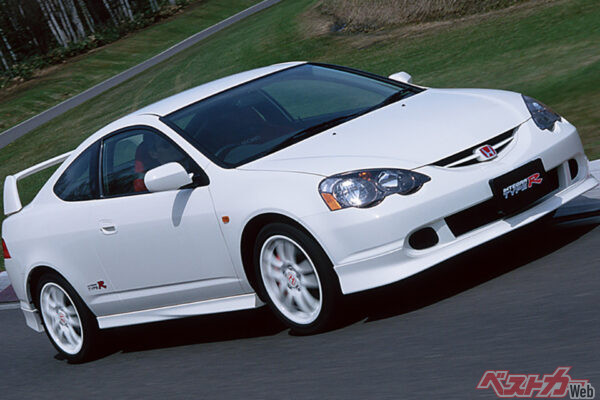 昔は手が届いたのに!? いまやGT-Rは5000万円超えの世界へ！ 2001年登場スポーツカーの中古車価格高騰が止まらない