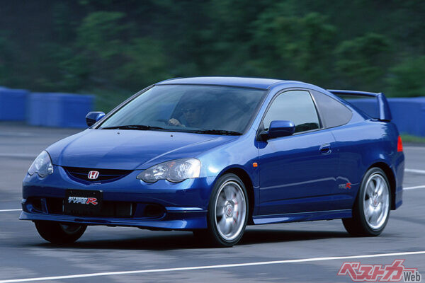 DC5全体では流通量が多いが2001年式は4台で、ノーマル車は1台